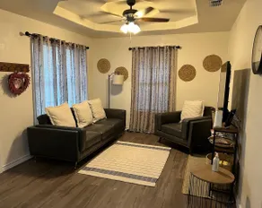 Cozy, Three bedroom, Centrally Located - Image 2