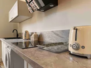Fully renovated apartment near train station - Image 2