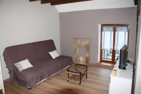 Charming refurbished apartment with free Wi-Fi - Image 3