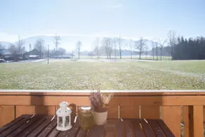Vacation home with lake view - Image 2