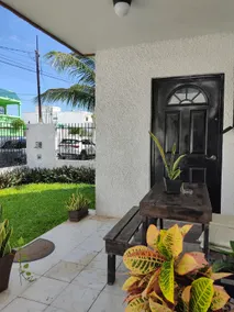 Centrally located house near Mercado 28 - Image 4