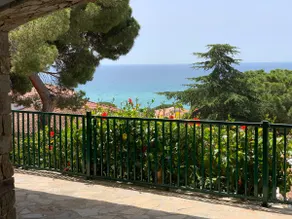 Family home with ocean views, garden and beach within walking distance - Image 2