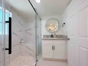 Newly remodeled 3 B 2 B Lovely house 1700Sqft - Image 3