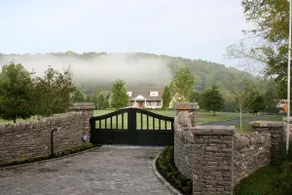 3 Bedroom Apt w/ Saltwater Pool on Country Estate - Image 3