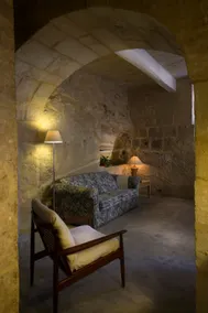 Historic beachfront stone house - Image 5