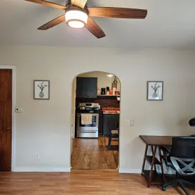 Cozy apartment minutes from lake - Image 5