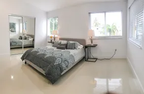 Modern Lakefront View Miami TownHouse For Family's - Image 3