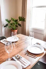 Delightful Downtown Bungalow: Fresh Open-Concept - Image 4