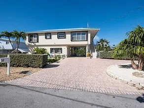 Tropical Getaway 3/3 with 100’ boat dock and pool - Image 3