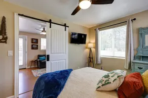 Hillside Hideaway Centrally Located Cottage, Close to Trails, Lakes & Town - Image 3