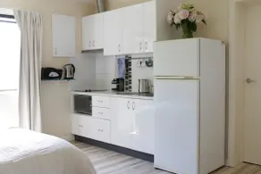 Clean, queen bed with cooking facilities. - Image 5