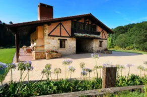 Spectacular farmhouse next to the Butrón River, Plencia - Image 2