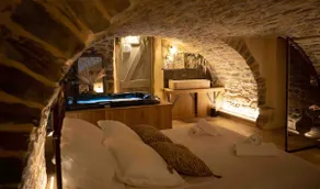 Unusual accommodation with private Jacuzzi Millau - Image 4