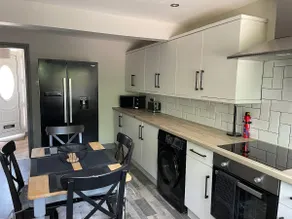 Rowan Place 5 Bedroom Off Street Parking Accommodation - Image 3