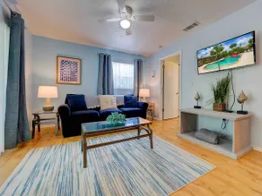 Siesta Key Sanctuary -Pool-Kayaks-TikiHut-King bed - Image 5