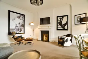 Charming Edinburgh Apartment With City Views - Image 3
