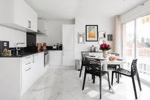 Upscale apartment with panoramic balcony - Image 2