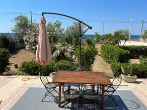 Detached seaside villa with parking - Image 2