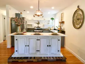 The Blue Bungalow, Sleeps 8, Pet Friendly - Image 2