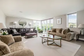 Stunning, Top Spec, Modern House, garden, parking! - Image 2