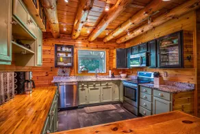 Authentic Log Cabin, Short walk to Lake & Hideout - Image 3