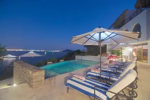 Fully staffed oceanfront Villa in gated community - Image 4