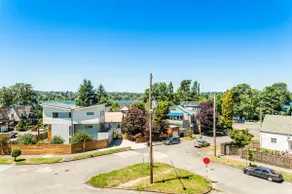 2BR Green Lake View Penthouse & Rooftop Deck - Image 4