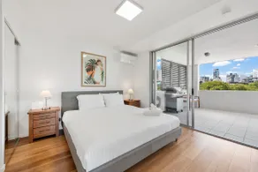 Entire Unit - 2 Pools - Sauna - Park - CBD Views - Baby Ready - Image 4