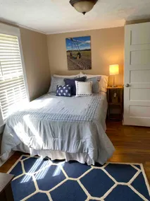 Roomy, cheerful, 4-bedroom home near Bainbridge. - Image 5