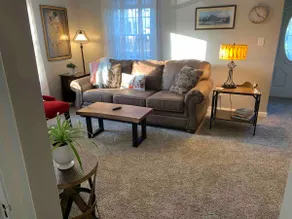Charming 3-bedroom single home with parking - Image 2