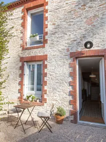 Spacious Charming cottage near amenities - Image 2