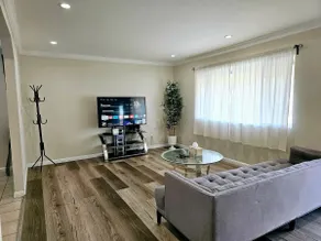 15A-Modern & Cheerful Comfy 3B2B Front Unit - Image 2