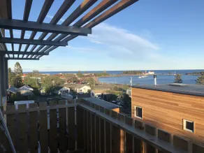 La SkyHouse. Un nouveau contemporain organique organique construit surplombant le port - Image 3