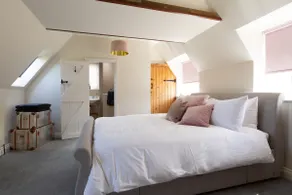 Beautiful, spacious 4-bed home in pretty village - Image 4
