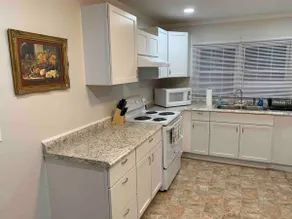 Renovated duplex on former asylum campus - Image 5