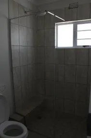 2.107-Conveniently located self catering Apartment - Image 3