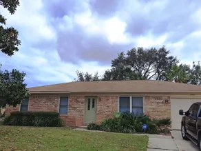 Coastal Bungalow w/ Pool sleeps 8 close to beach! - Image 2