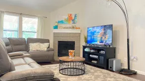 Comfortable home. Near AT&T stadium. - Image 3