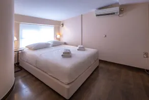 Solon - Deluxe City Center Apartment - Image 3