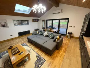 Stunning lodge with hottub in a rural setting - Image 2