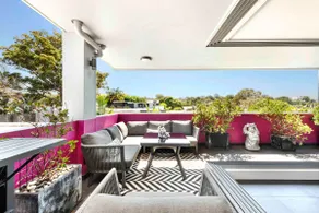 Modern Urban Penthouse: Art, Comfort, Car Parking - Image 4
