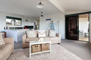 KINGFISHER COTTAGE Beachfront at the Binalong Bay - Image 4