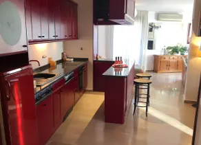 Spacious and bright with parking in the center. - Image 2