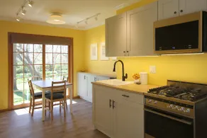 Sun-Splashed Private Cottage 10-min to U of I - Image 2