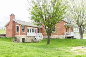 Vineyard views! Fully renovated, large farmhouse. - Image 3