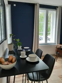 Yves Klein Suite – Close to train station & downtown - Image 5