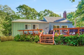 Shelter Island getaway steps from beaches - Image 3