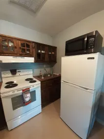 Small 2 bed 1 bath upstairs apartment with balcony - Image 3