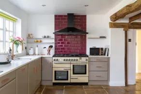 Beautiful, spacious 4-bed home in pretty village - Image 5