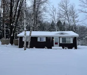 3 - Bedroom Cottage Near Lake Mitchell in Cadillac - Image 2